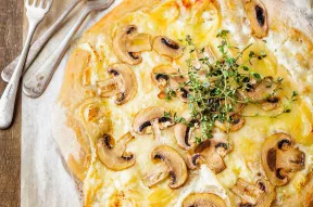 Pizza blanche au fromage pour Tartiflette RichesMonts et champignons de Paris Pizza blanche au fromage pour Tartiflette RichesMonts et champignons de Paris