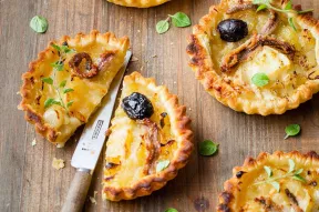 Tartelettes aux oignons caramélisés, anchois et fromage pour Tartiflette RichesMonts