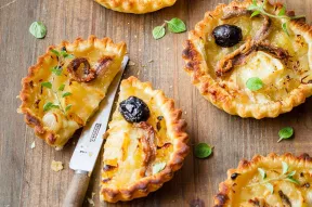 Tartelettes aux oignons caramélisés, anchois et fromage pour Tartiflette RichesMonts Tartelettes aux oignons caramélisés, anchois et fromage pour Tartiflette RichesMonts