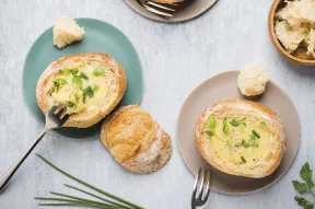 Fondue savoyarde individuelle RichesMonts en coque de pain aux herbes fraîches Fondue savoyarde individuelle RichesMonts en coque de pain aux herbes fraîches
