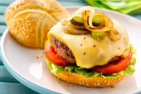 Hamburger au fromage à Raclette RichesMonts Hamburger au fromage à Raclette RichesMonts
