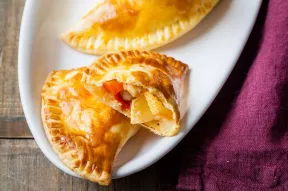 Empanadas au poulet pimenté et à la Raclette RichesMonts