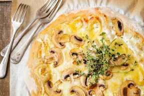 Pizza blanche au fromage pour Tartiflette RichesMonts et champignons de Paris