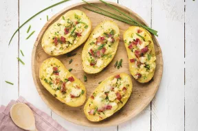 Pommes de terre farcies à la raclette RichesMonts et à la pancetta