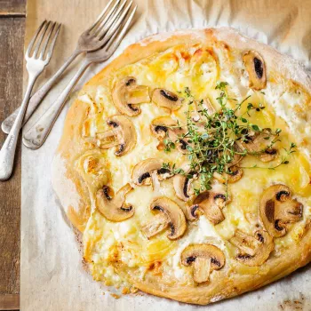 Pizza blanche au fromage pour Tartiflette RichesMonts et champignons de Paris