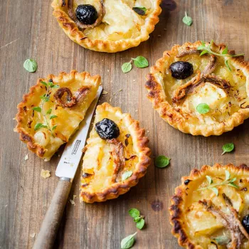 Tartelettes aux oignons caramélisés, anchois et fromage pour Tartiflette RichesMonts